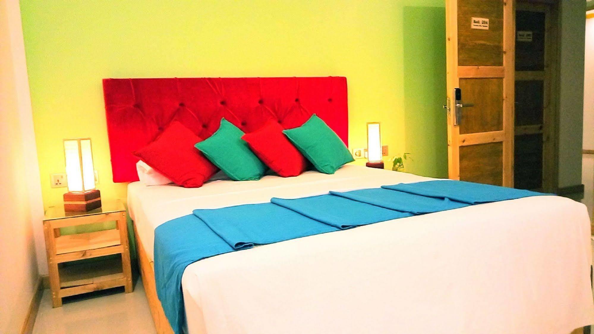 Select Village Maafushi Bagian luar foto