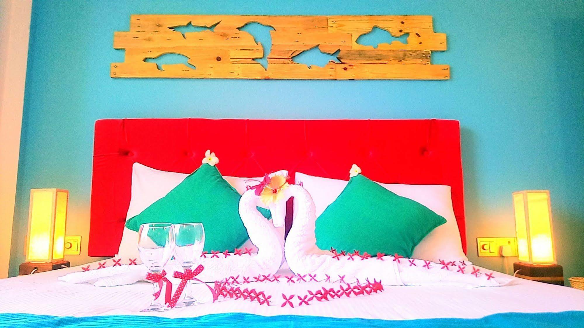 Select Village Maafushi Bagian luar foto