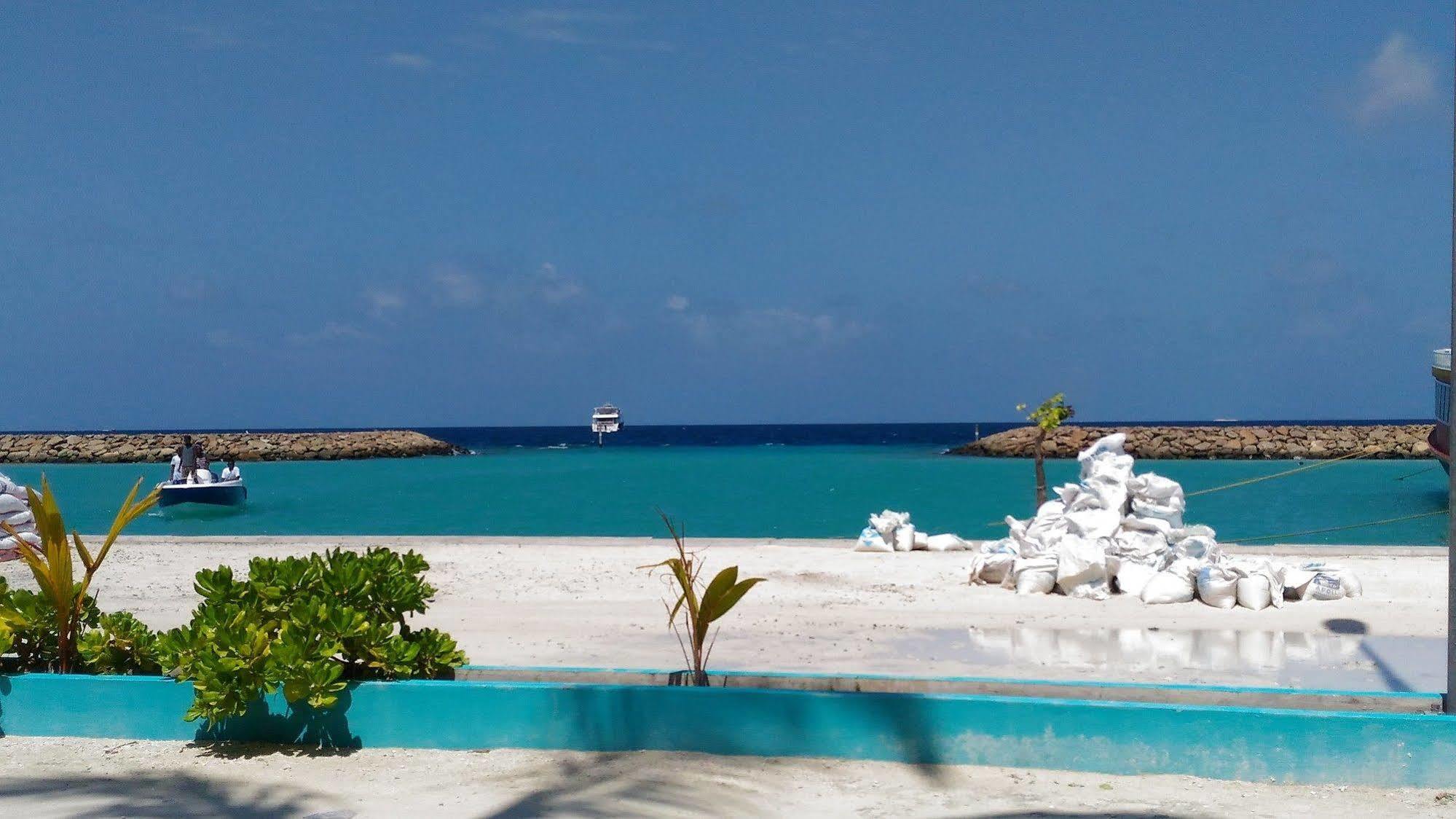 Select Village Maafushi Bagian luar foto