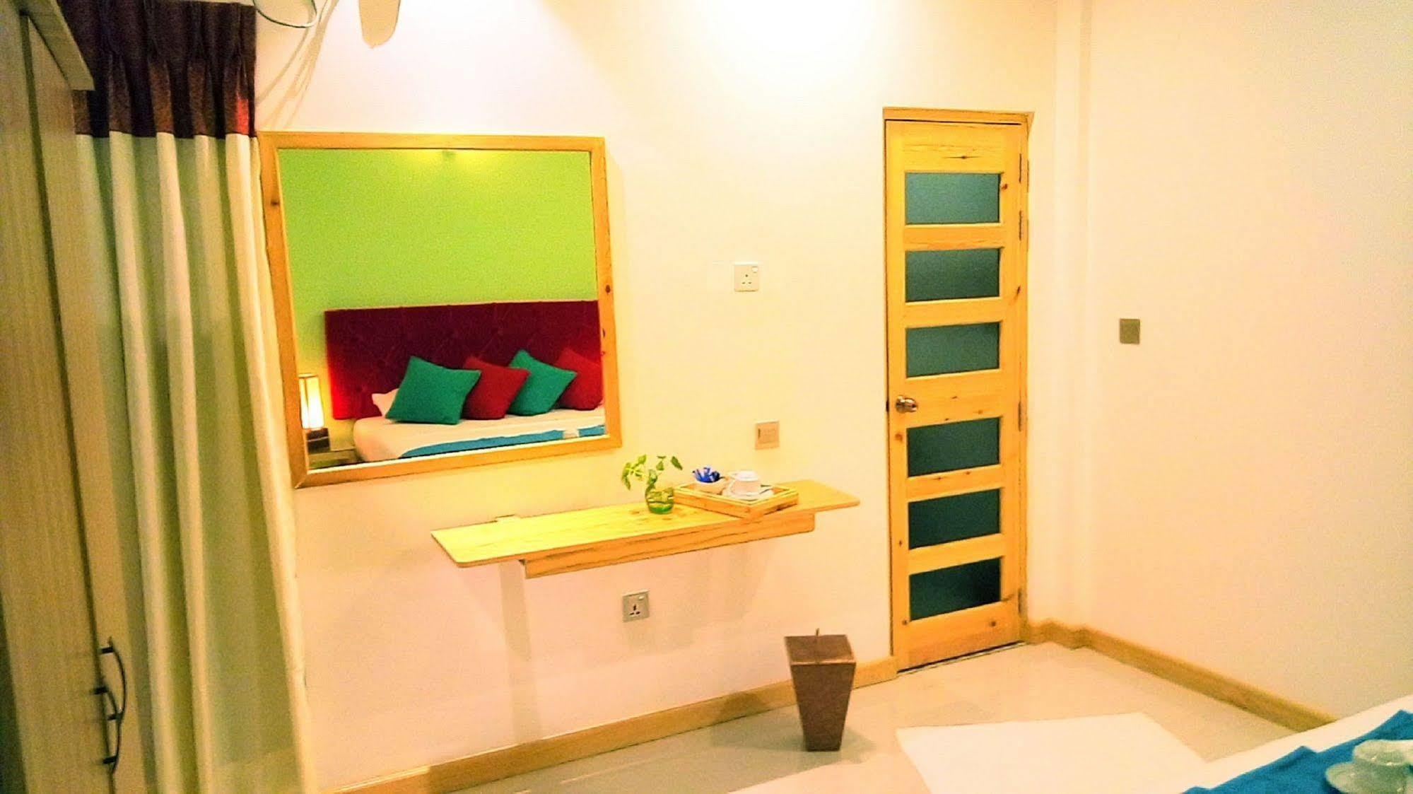 Select Village Maafushi Bagian luar foto