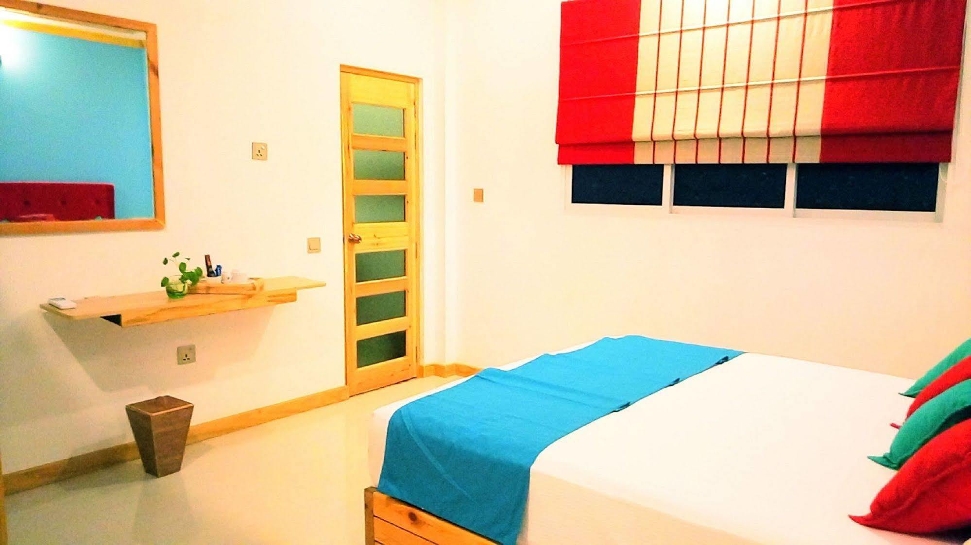 Select Village Maafushi Bagian luar foto